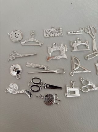 Colgantes, dijes con motivos de costura