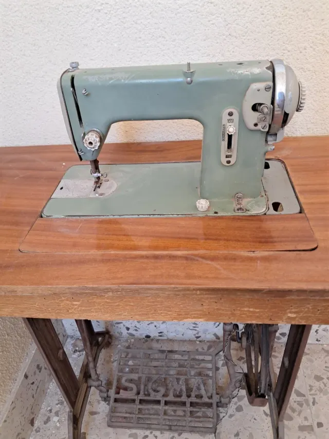 Máquina de coser Sigma con mueble