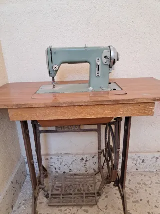 Máquina de coser Sigma con mueble