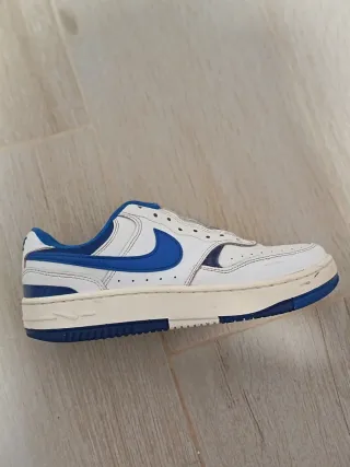 Zapatilla Nike niño blanca y azul