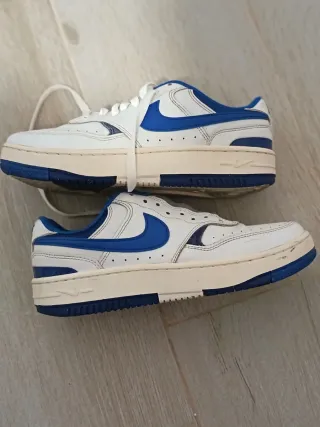 Zapatilla Nike niño blanca y azul