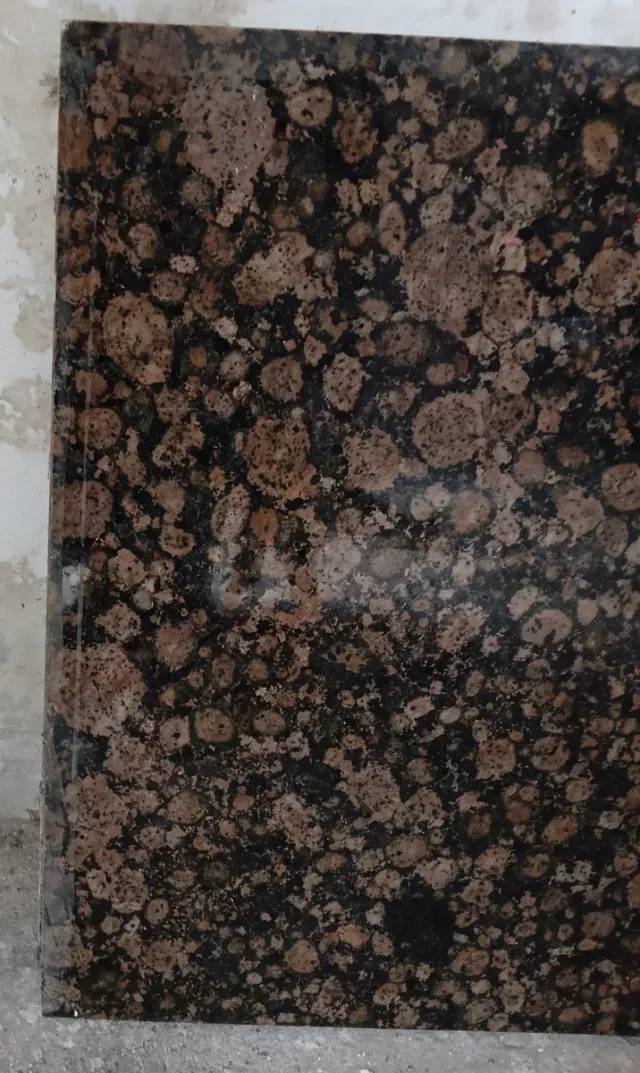 Encimera de mármol con vetas marrones