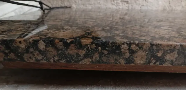 Encimera de mármol con vetas marrones