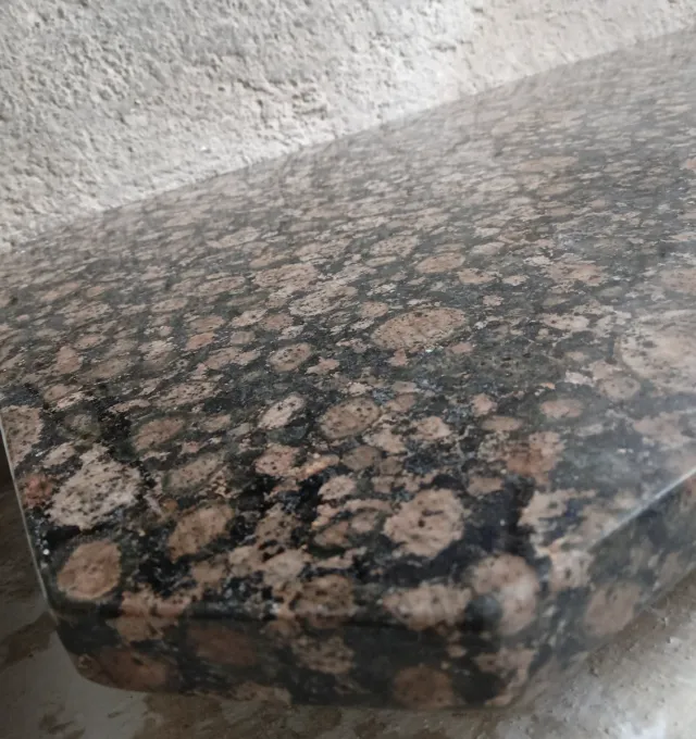 Encimera de mármol con vetas marrones