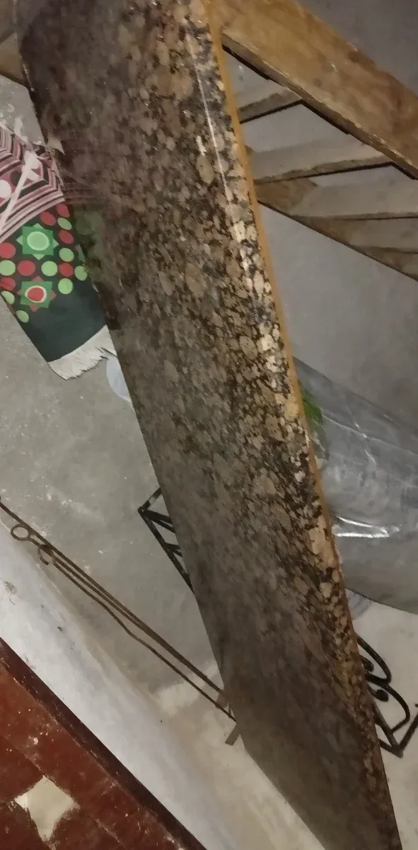 Encimera de mármol con vetas marrones