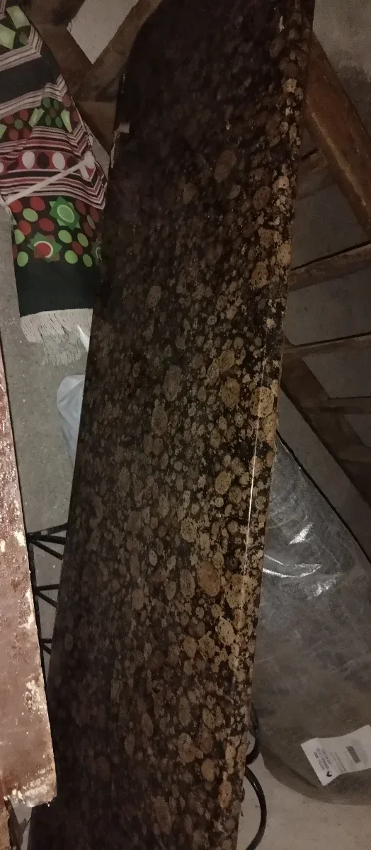 Encimera de mármol con vetas marrones