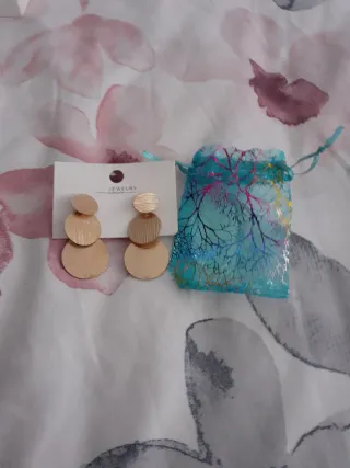 Pendientes largos dorados