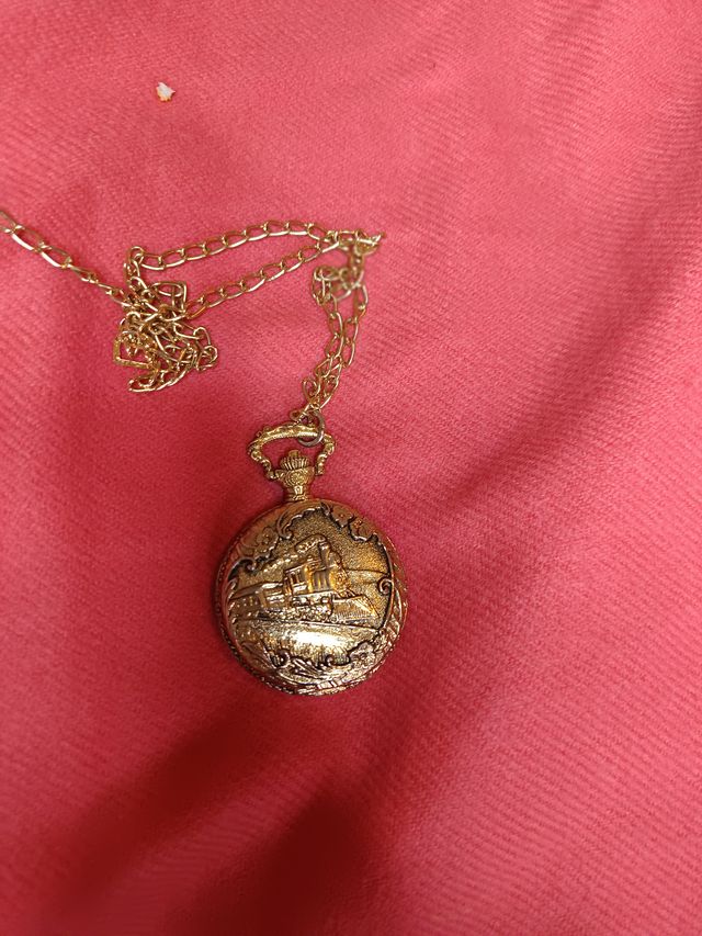 Reloj de bolsillo dorado con tren