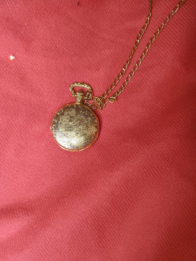 Reloj de bolsillo dorado con tren