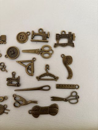 Dijes y Colgantes con motivos de costura