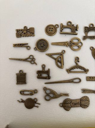 Dijes y Colgantes con motivos de costura