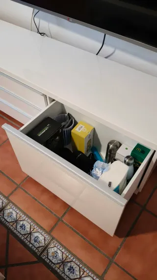 Mueble TV y mesa de centro blancos