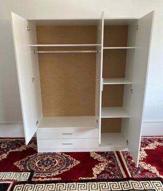 Letti / Armadi / Comodini / Comode / Divani