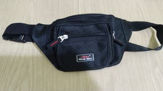 Riñonera negra con múltiples bolsillos