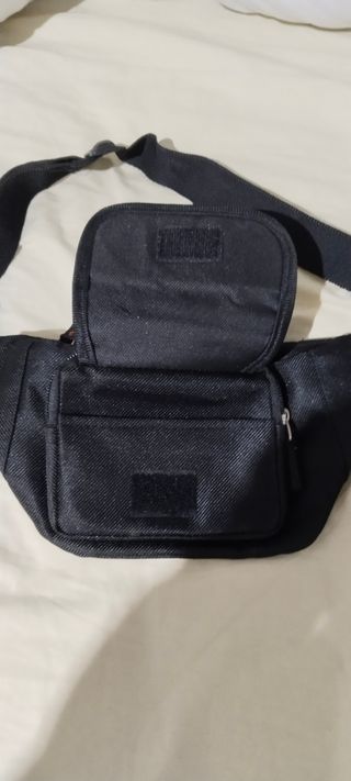 Riñonera negra con múltiples bolsillos