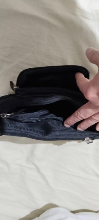 Riñonera negra con múltiples bolsillos