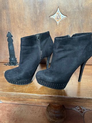 Botines negros con tachuelas