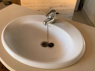 Mobile da bagno con lavandino e rubinetto