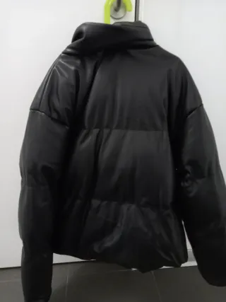 Cazadora negra efecto piel