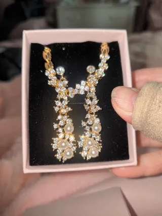 Pendientes dorados con perlas y cristales