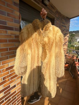 Abrigo de piel dorado y marrón