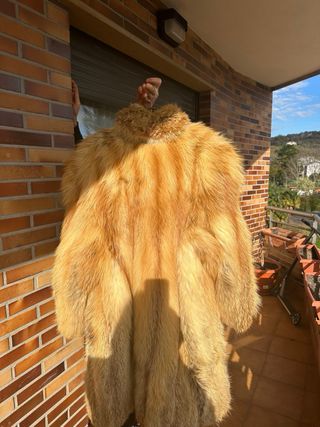 Abrigo de piel dorado y marrón