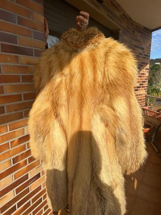 Abrigo de piel dorado y marrón