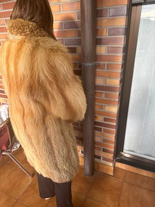 Abrigo de piel dorado y marrón