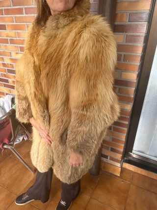 Abrigo de piel dorado y marrón