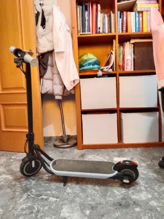 Patinete eléctrico con cargador