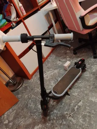 Patinete eléctrico con cargador