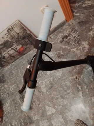 Patinete eléctrico con cargador