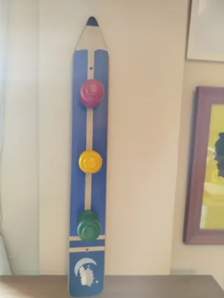 Perchero infantil forma lápiz