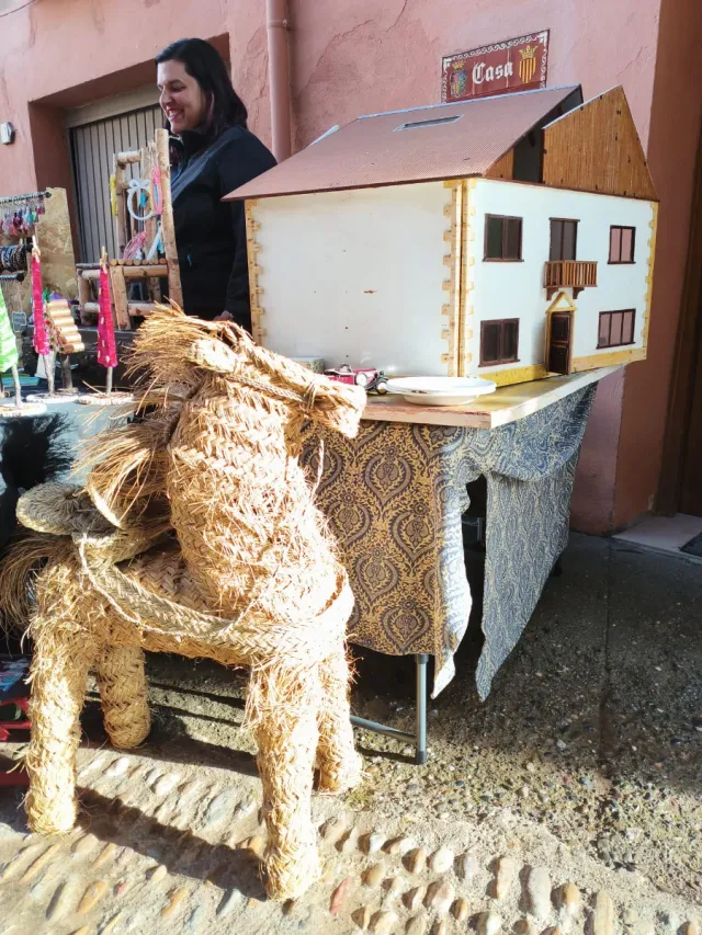 Caballito de esparto artesanal