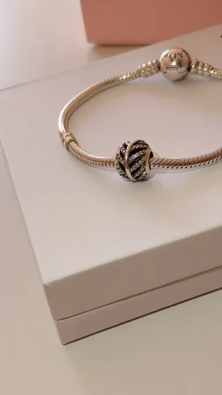 Charm Pandora con circonitas.