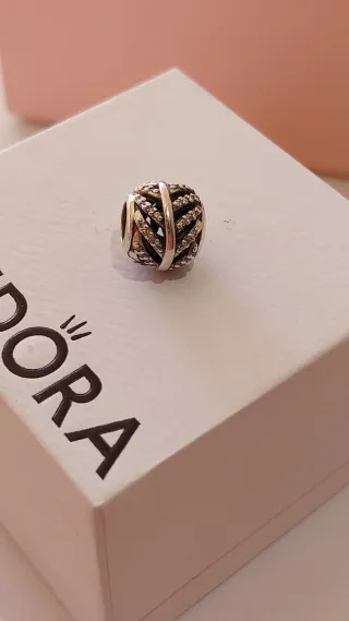 Charm Pandora con circonitas.