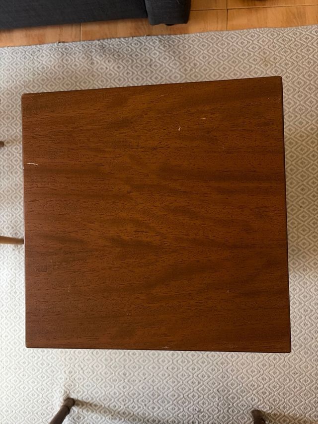 Peana de madera oscura