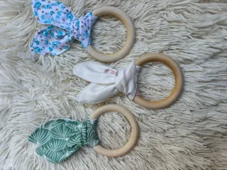 Conjunto babero, portachupetes y mordedor