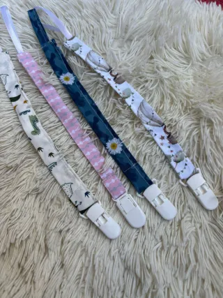 Conjunto babero, portachupetes y mordedor