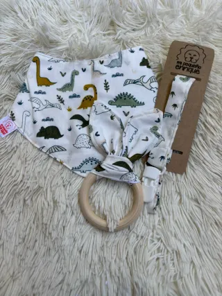 Conjunto babero, portachupetes y mordedor