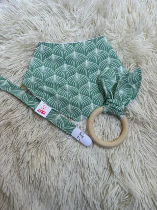 Conjunto babero, portachupetes y mordedor