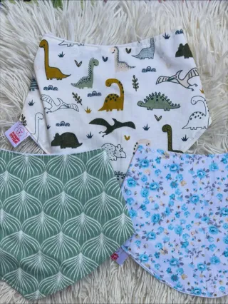 Conjunto babero, portachupetes y mordedor