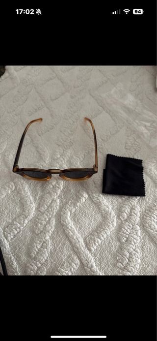 Gafas de sol marrones y negras