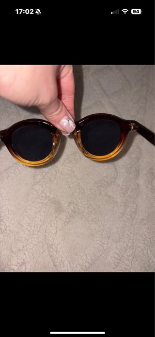 Gafas de sol marrones y negras