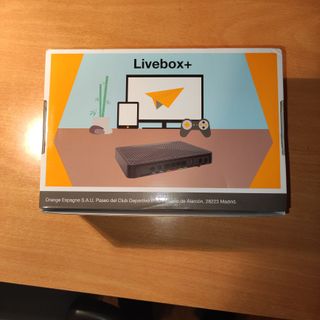 Router Livebox+ con cables y alimentador