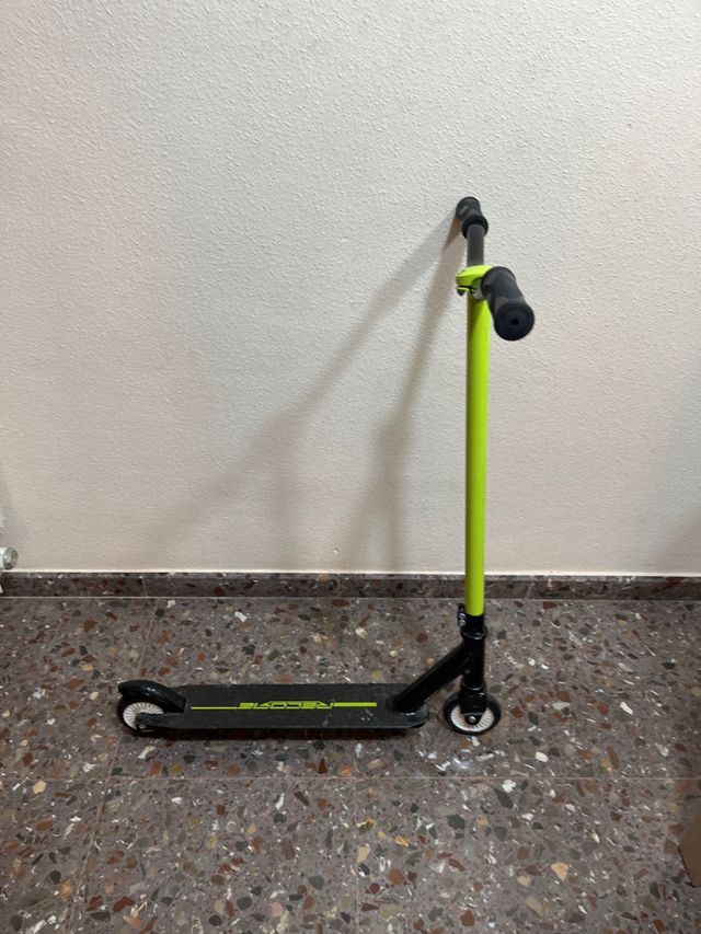 Patinete verde y negro