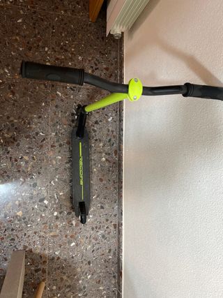 Patinete verde y negro