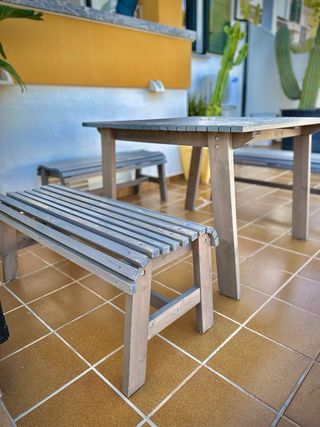 Mesa y 3 bancos de madera