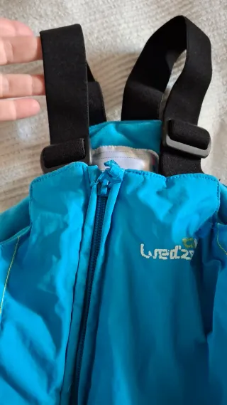 Mono de nieve azul con tirantes