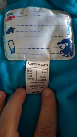 Mono de nieve azul con tirantes